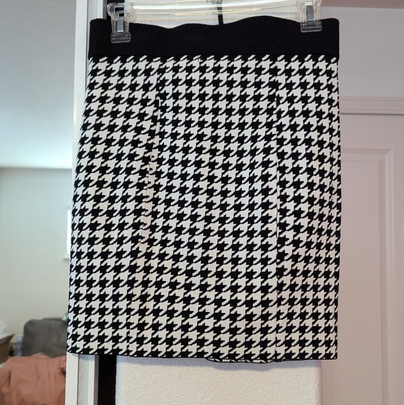 Good American Houndstooth Stretch Mini Skirt with Button Details - Picture 4 of 4